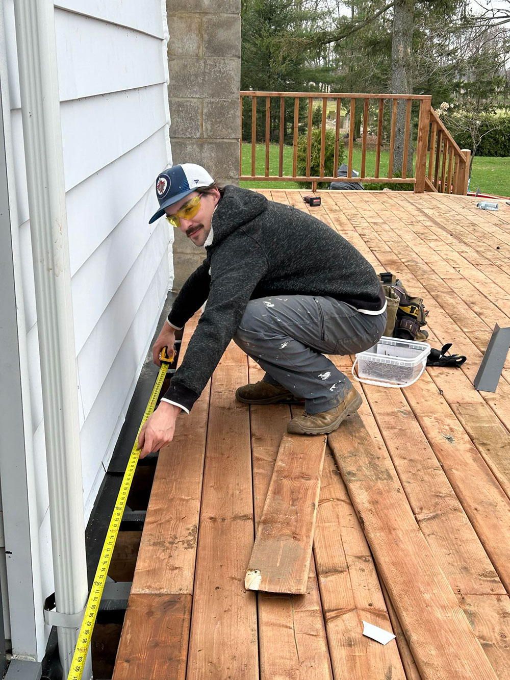 home renovation contractor measuring